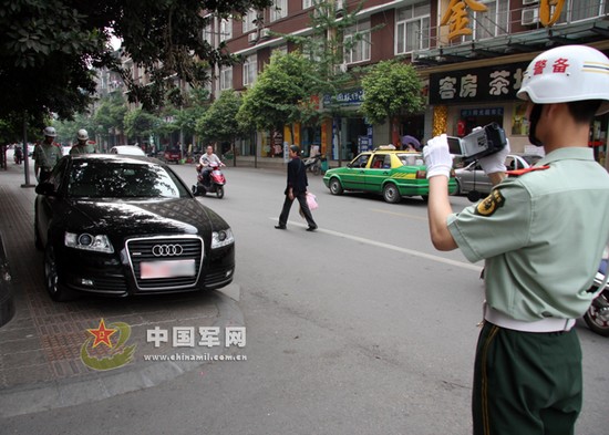 資料圖：檢察人員對違章軍車進行拍照取證。