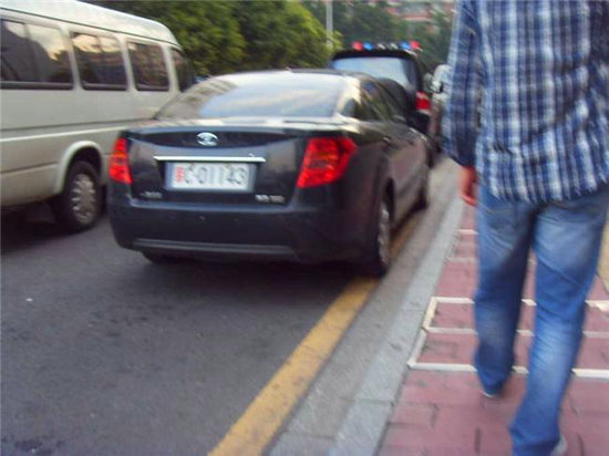 資料圖：網(wǎng)友拍攝軍車私用現(xiàn)場照。
