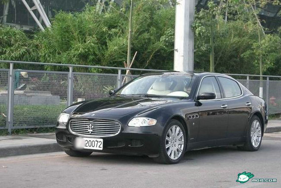 資料圖：網(wǎng)絡(luò)曝光的軍車中的豪華車。