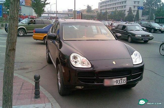 資料圖：網(wǎng)絡(luò)曝光的軍車中的豪華車。