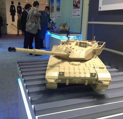資料圖：展會(huì)上的MBT-3000主戰(zhàn)坦克模型。