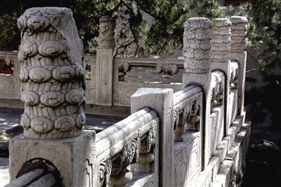 2月27日，記者在頤和園南湖島涵虛堂發(fā)現(xiàn)，欄桿上的一個(gè)云龍紋石雕望柱頭失蹤。 記者 郭鐵流（圖片來(lái)源：新京報(bào)）