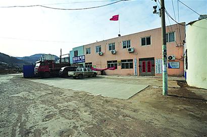 窮社區(qū)開(kāi)工鞭放20掛 居民心疼舉報(bào)居委會(huì)