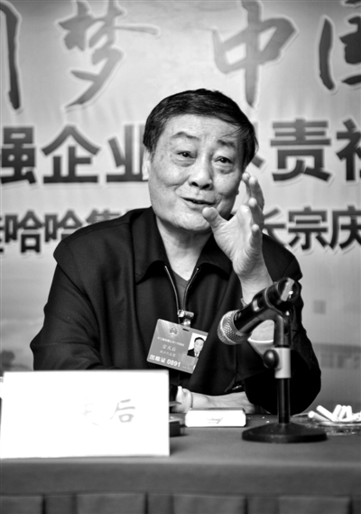 昨日，蟬聯(lián)中國內(nèi)地首富的全國人大代表、娃哈哈集團(tuán)董事長宗慶后，到京參加全國人大會(huì)議。實(shí)習(xí)生 楊奉焓