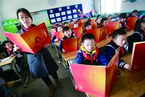 濟南新苑小學從1997年開始，讓學生堅持續(xù)寫雷鋒日記至今已經有十六年 記者鄭濤攝