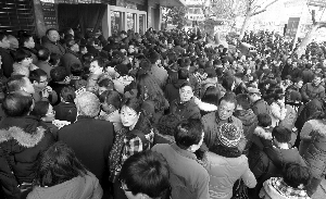 早上市民排長隊(duì)，等華僑路交易中心開門