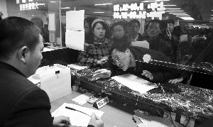 “人人人人人人人人華僑路房產(chǎn)交易大廳人人人人人人人人人。”昨天一大早，“@現(xiàn)代快報(bào)”微博用這句話來形容南京房產(chǎn)交易登記的火爆。