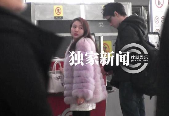 郭美美與外國(guó)男友牽手現(xiàn)身機(jī)場(chǎng) 穿著奢華疑遭胸襲