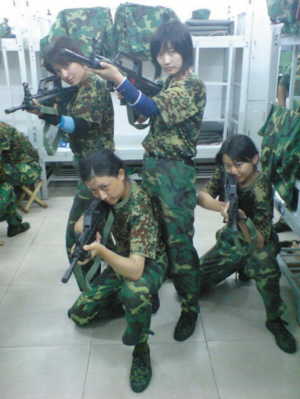 張京（左一）進外交部后軍訓(xùn)照片
