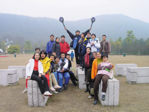 高一時，全班去太子灣公園玩。右二穿著黃色衣服的是張京。左上中間穿著黑衣服的女孩是也進了外交部的趙婷，圍紅色格子圍巾的是胡躍波老師。圖片由胡躍波老師提供