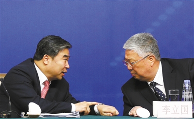 昨日，民政部副部長(zhǎng)竇玉沛提醒部長(zhǎng)李立國(guó)，記者會(huì)結(jié)束時(shí)間快到了。新京報(bào)記者 韓萌 攝