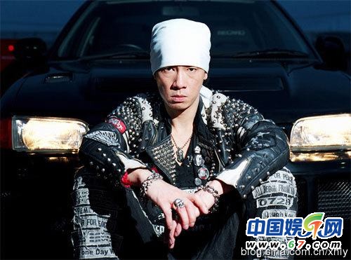 成龍曾因貧窮險遭父賣嬰 揭十大明星童年貧困史