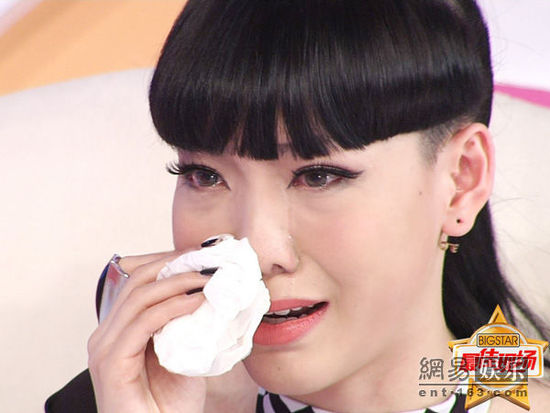 吳莫愁拭淚。