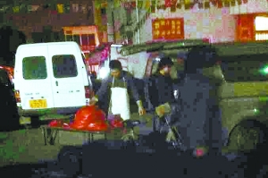 攤主將成品裝車，運(yùn)往岳各莊。攝于17日凌晨4時(shí)40分
