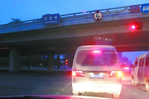 運(yùn)輸途中。攝于17日凌晨5時(shí)07分