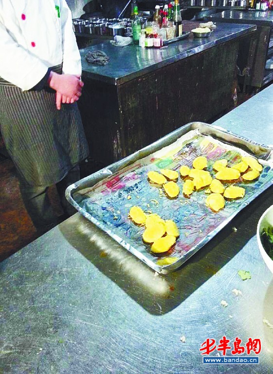 小漁村海鮮碼頭酒店將炸好的山藥放在報紙上。