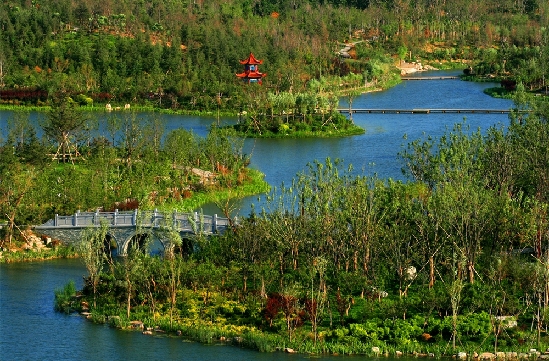 濰坊市的白浪河的過(guò)去一片凄涼，如今建成白浪綠洲濕地公園
