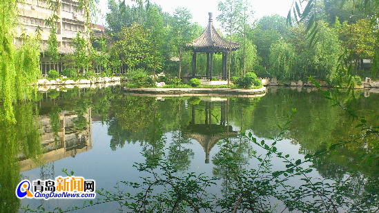 洗硯池寧靜美麗，可惜未見白鵝浮水，少了一些當(dāng)年情趣