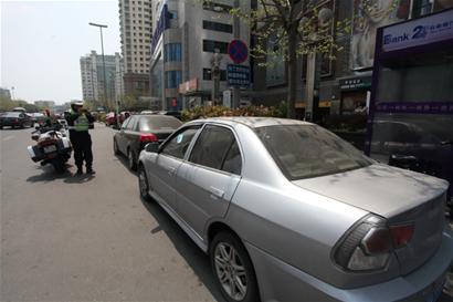 17萬網(wǎng)友參與吐槽交通陋習 隨意亂停車最常見