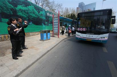 17萬網(wǎng)友參與吐槽交通陋習 隨意亂停車最常見