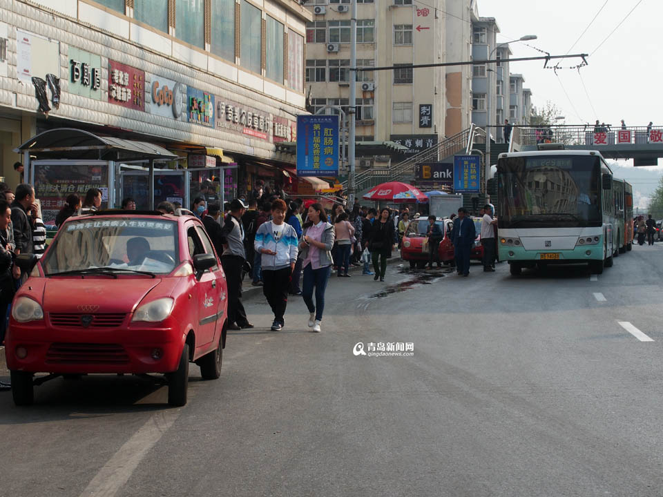【深度青島】實(shí)拍臺(tái)東奇葩停車 交通豈能順暢