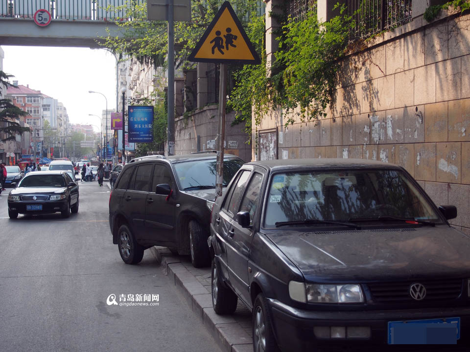 【深度青島】實(shí)拍臺(tái)東奇葩停車 交通豈能順暢