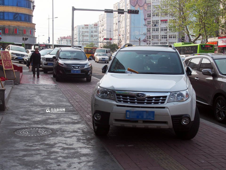 【深度青島】實(shí)拍臺(tái)東奇葩停車 交通豈能順暢