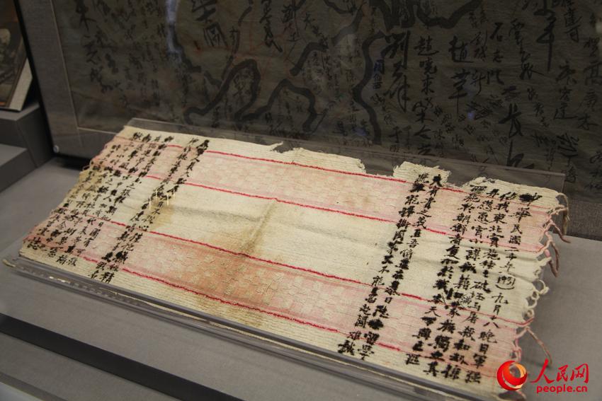 中國留日學(xué)生茍吉堂出獄后再毛巾上書寫的反對(duì)日本發(fā)動(dòng)九一八事變的抗議書。邱越攝
