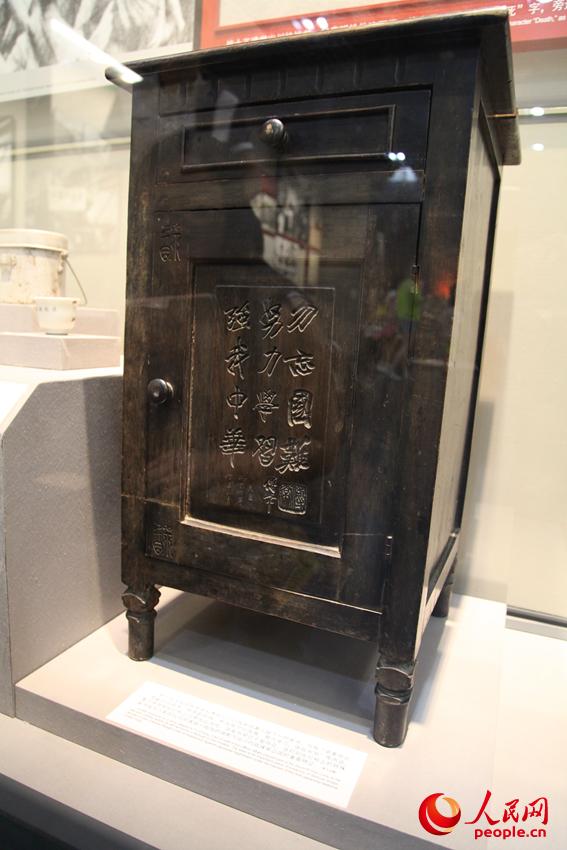 第七戰(zhàn)區(qū)長官部副參謀長傅常出川抗戰(zhàn)前給妻兒留下一封家書，其妻子將家書中的話刻在燈柜上以期長遠(yuǎn)流傳。邱越攝