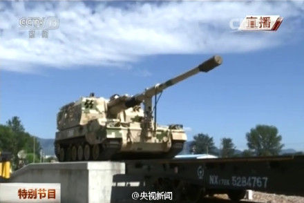 視頻截圖：裝備裝上火車現(xiàn)場(chǎng)。