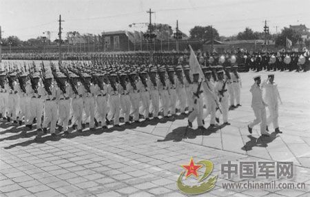 1958年國(guó)慶閱兵 民兵方隊(duì)規(guī)?？涨?組圖)