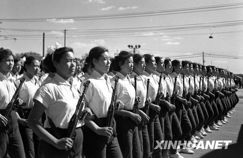 1958年國慶閱兵 民兵方隊(duì)規(guī)?？涨?組圖)