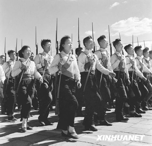 1958年國(guó)慶閱兵 民兵方隊(duì)規(guī)?？涨?組圖)