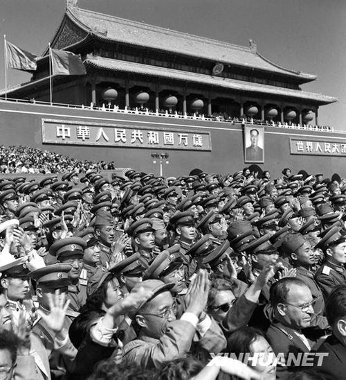 1958年國(guó)慶閱兵 民兵方隊(duì)規(guī)?？涨?組圖)