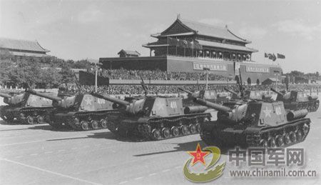 1958年國慶閱兵 民兵方隊規(guī)?？涨?組圖)