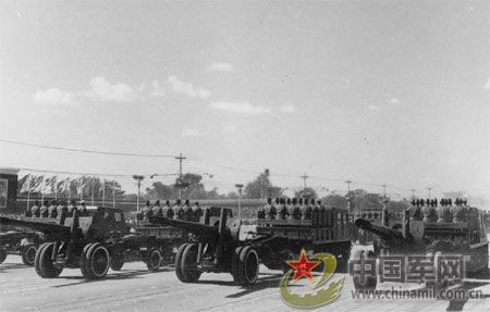 1958年國慶閱兵 民兵方隊規(guī)?？涨?組圖)