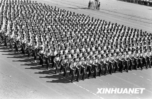 1958年國慶閱兵 民兵方隊規(guī)?？涨?組圖)
