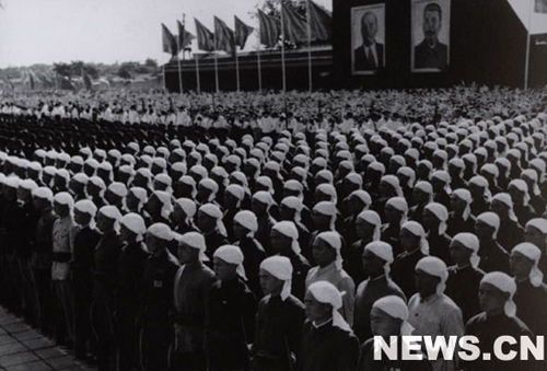 1958年國(guó)慶閱兵 民兵方隊(duì)規(guī)?？涨?組圖)