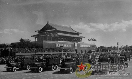 1958年國(guó)慶閱兵 民兵方隊(duì)規(guī)?？涨?組圖)