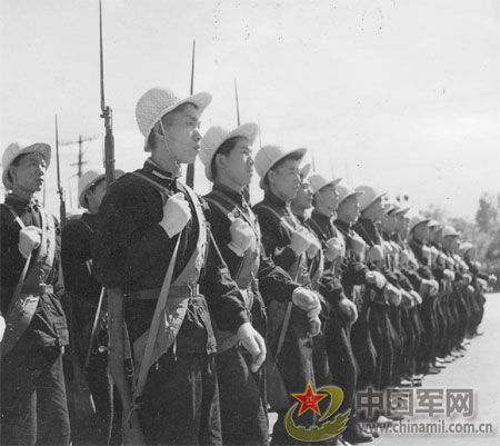 1958年國慶閱兵 民兵方隊規(guī)?？涨?組圖)