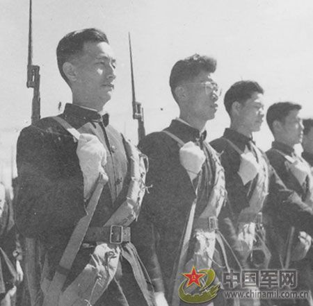 1958年國慶閱兵 民兵方隊規(guī)?？涨?組圖)