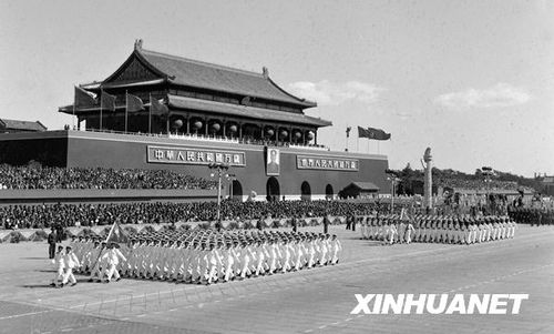 1958年國慶閱兵 民兵方隊規(guī)?？涨?組圖)