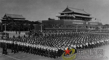 1958年國慶閱兵 民兵方隊規(guī)?？涨?組圖)