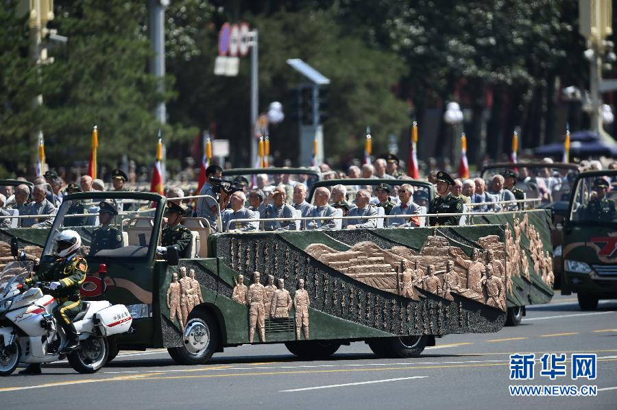 高清：抗戰(zhàn)老兵乘車方隊(duì)通過(guò)天安門廣場(chǎng)