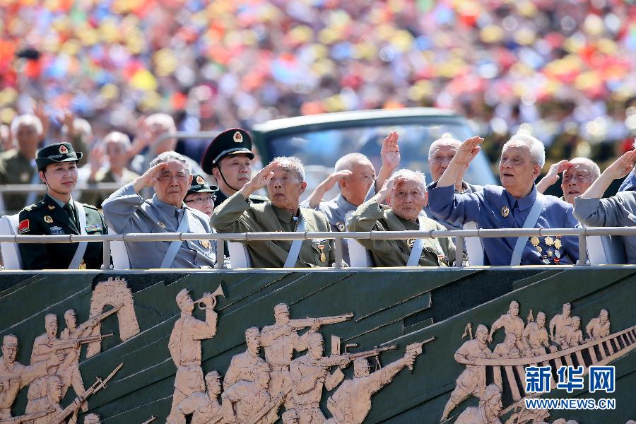 高清：抗戰(zhàn)老兵乘車方隊(duì)通過天安門廣場(chǎng)