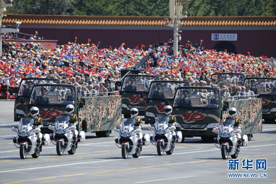 高清：抗戰(zhàn)老兵乘車方隊(duì)通過天安門廣場(chǎng)