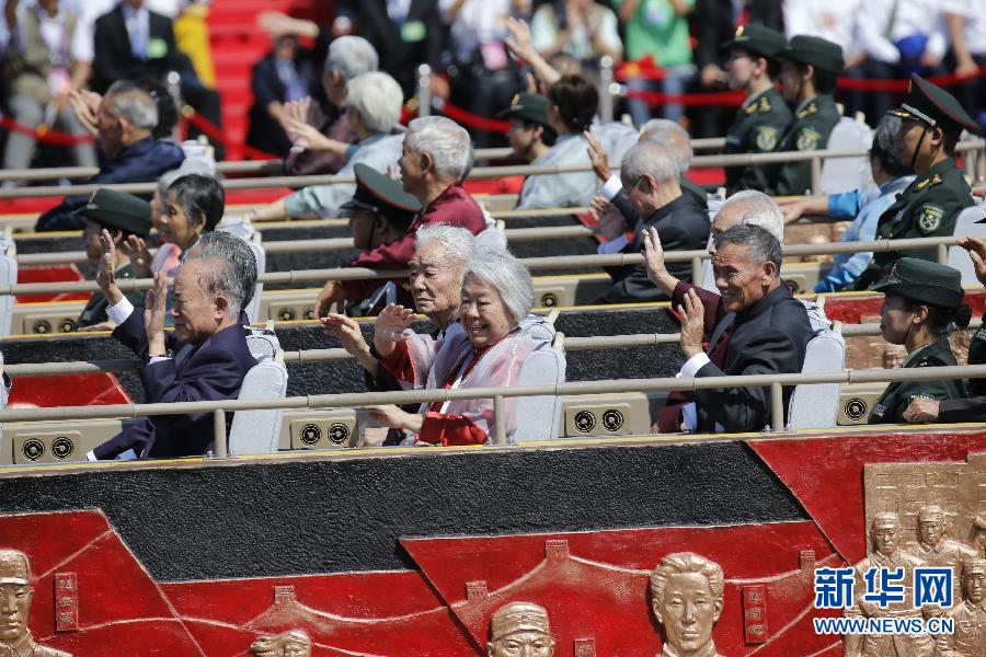 高清：抗戰(zhàn)老兵乘車方隊(duì)通過天安門廣場(chǎng)