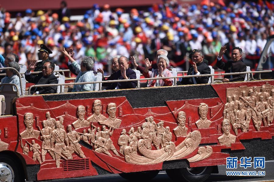 高清：抗戰(zhàn)老兵乘車方隊(duì)通過天安門廣場(chǎng)