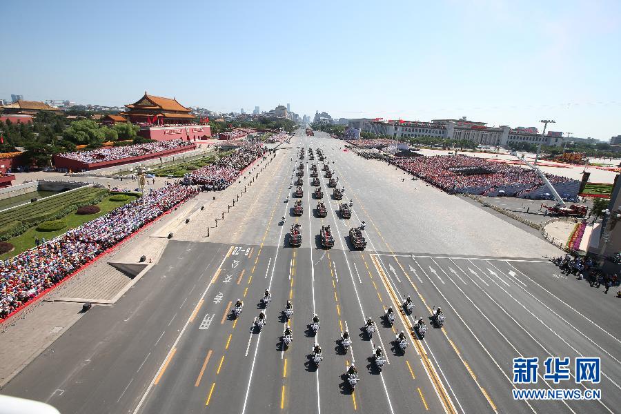 高清：抗戰(zhàn)老兵乘車方隊(duì)通過天安門廣場(chǎng)