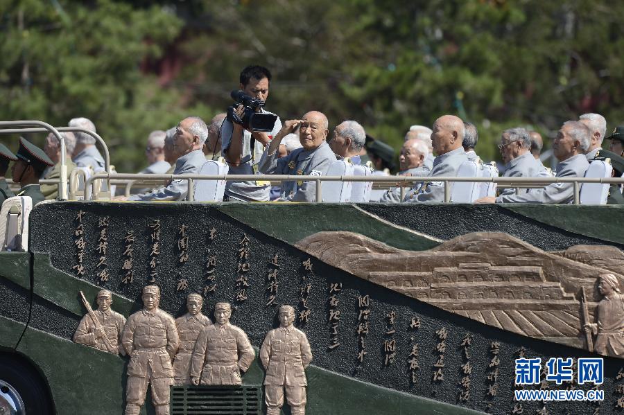 高清：抗戰(zhàn)老兵乘車方隊(duì)通過天安門廣場(chǎng)